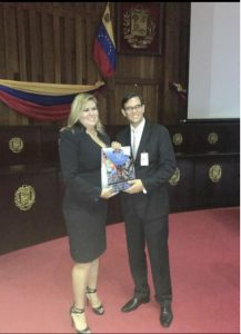 Romy Mendez Ruiz recibiendo un Reconocimiento